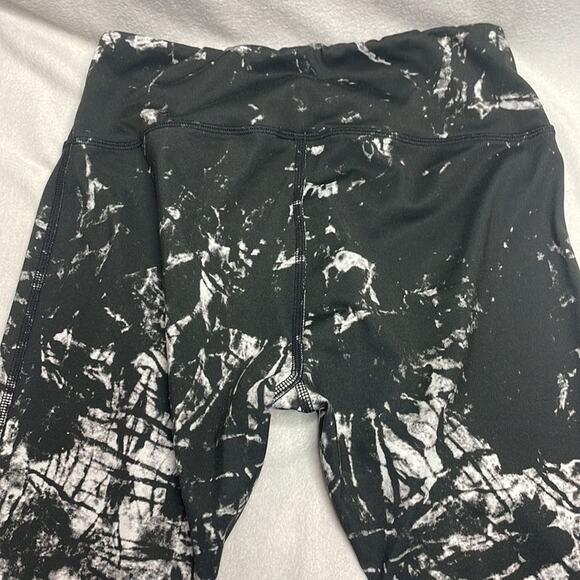 ALO Yoga Black and White marbled top and Black Bottom Leggings Size XS - Picture 5 of 6